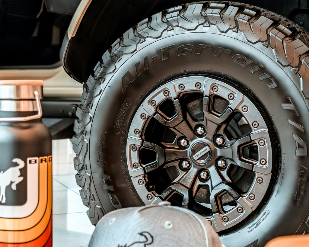 Колесо с надписью All-Terrain на боковине шины Колесо с надписью All-Terrain на боковине шины